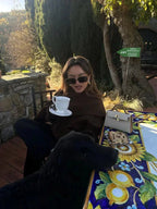 Manteau court gris pour femme avec col intégré, adapté aux journées fraîches et aux tenues variées.