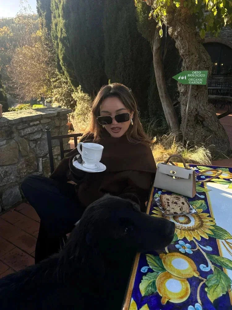 Manteau court gris pour femme avec col intégré, adapté aux journées fraîches et aux tenues variées.