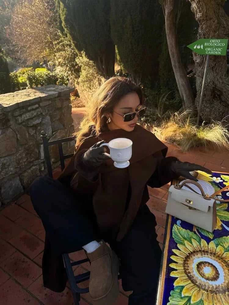 Manteau court pour femme en gris, en matériau chaud, avec capuche châle intégrée et design intemporel.