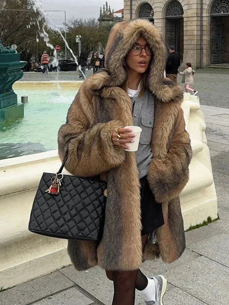 Manteau long marron pour femme avec capuche, en matériau chaud, doublé d'une couche intérieure douce.