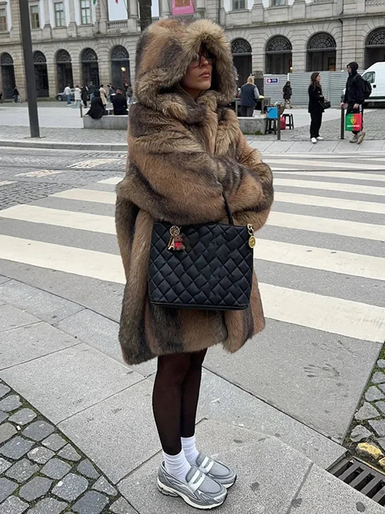 Manteau long marron pour femme avec capuche doublée, en tissu doux, idéal pour l'hiver.