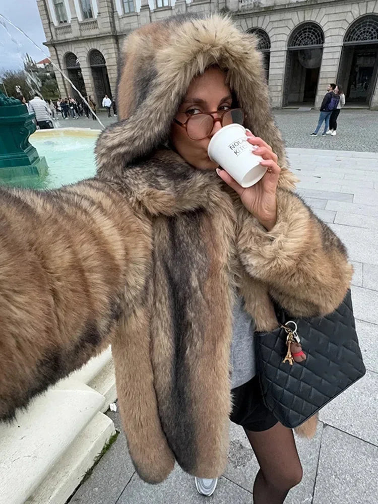 Manteau long marron pour femme avec capuche doublée, en tissu chaud, adapté pour les journées fraîches.