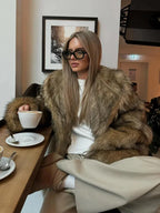 Brauner Mantel für Frauen aus Kunstfell, mit langen Ärmeln und modernem Design, ideal für kalte Tage.