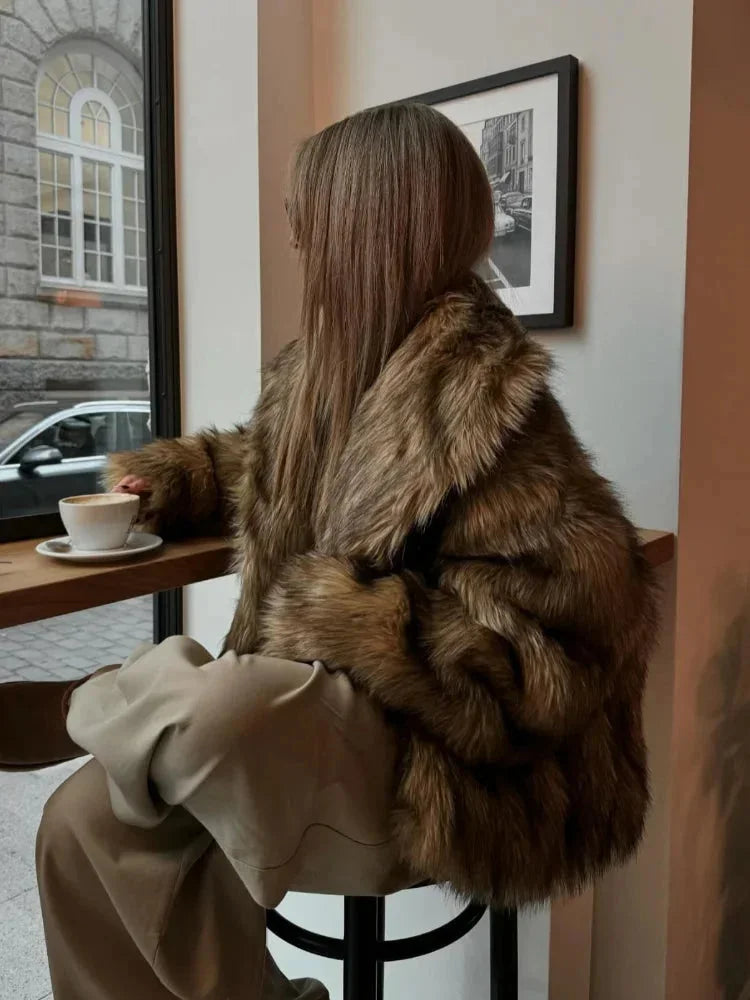 Brauner Damenmantel aus Kunstfell mit langen Ärmeln, ideal für kalte Tage und vielseitige Outfits.