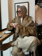 Brauner Damenmantel aus Kunstfell mit langen Ärmeln und klassischem Schnitt für Komfort und Stil in der kühlen Jahreszeit.