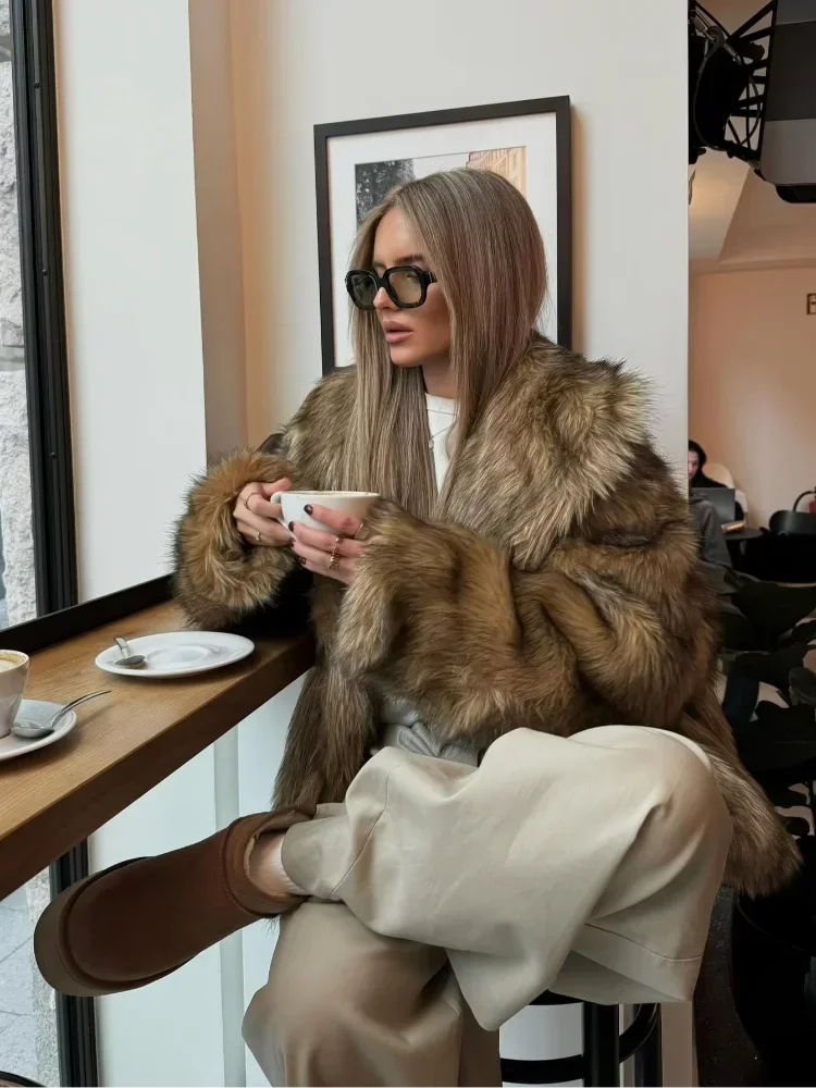 Manteau femme marron en fausse fourrure, manches longues, coupe élégante, adapté pour les journées fraîches.