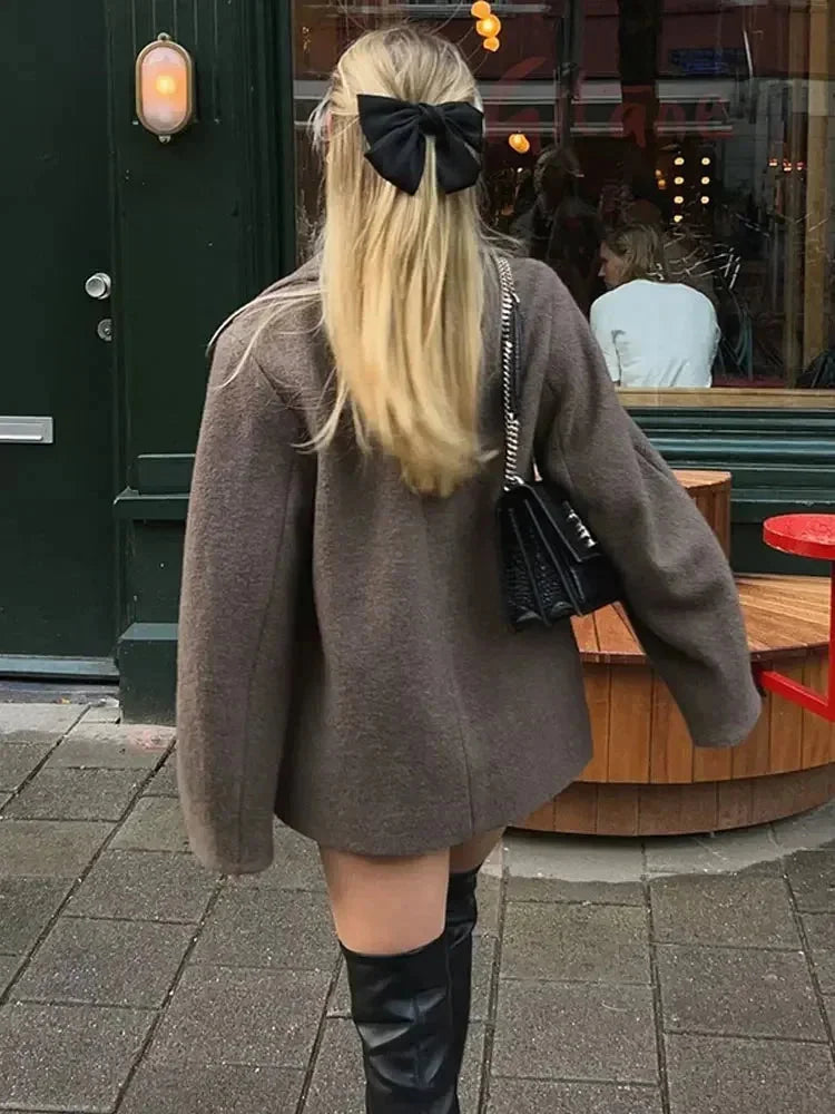 Manteau oversize marron pour femme avec boutons, coupe décontractée et tissu confortable.