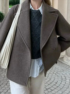 Manteau oversize marron pour femme avec boutons et coupe classique, en tissu doux.
