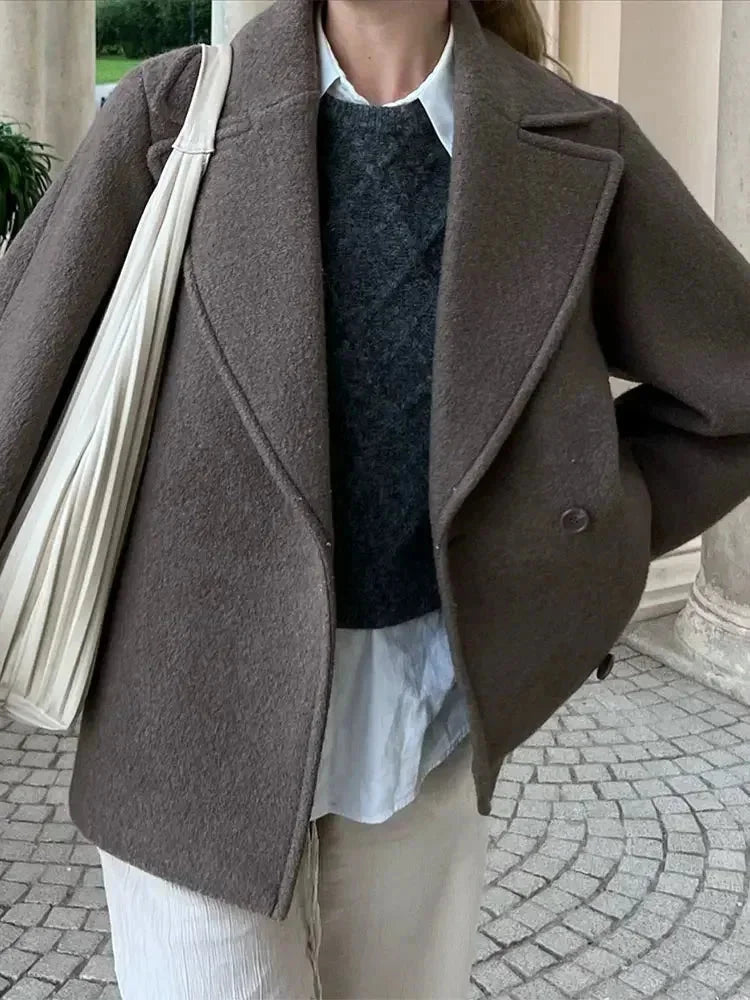 Manteau oversize marron pour femme avec boutons et coupe classique, en tissu doux.