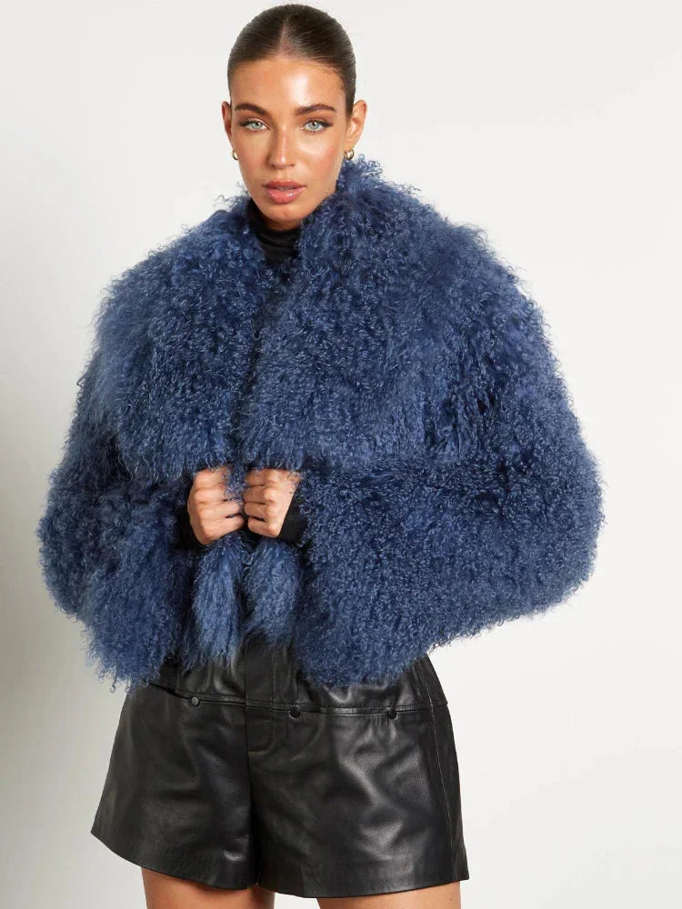 Manteau femme en peluche bleu, manches longues, design classique, adapté pour les journées fraîches.