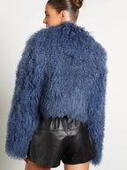 Manteau femme en peluche bleu, manches longues, coupe confortable avec poches pratiques.