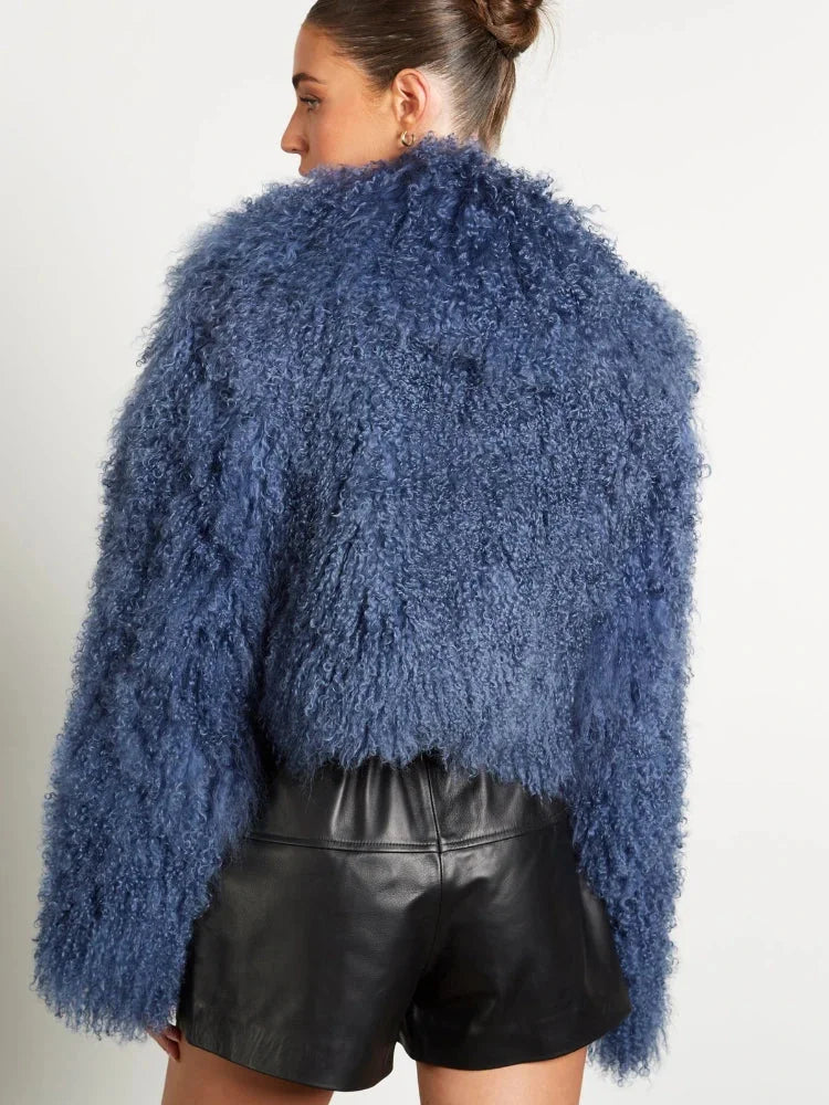 Manteau femme en peluche bleu, manches longues, coupe confortable avec poches pratiques.