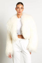 Manteau femme blanc en peluche, manches longues, coupe classique pour un confort optimal.