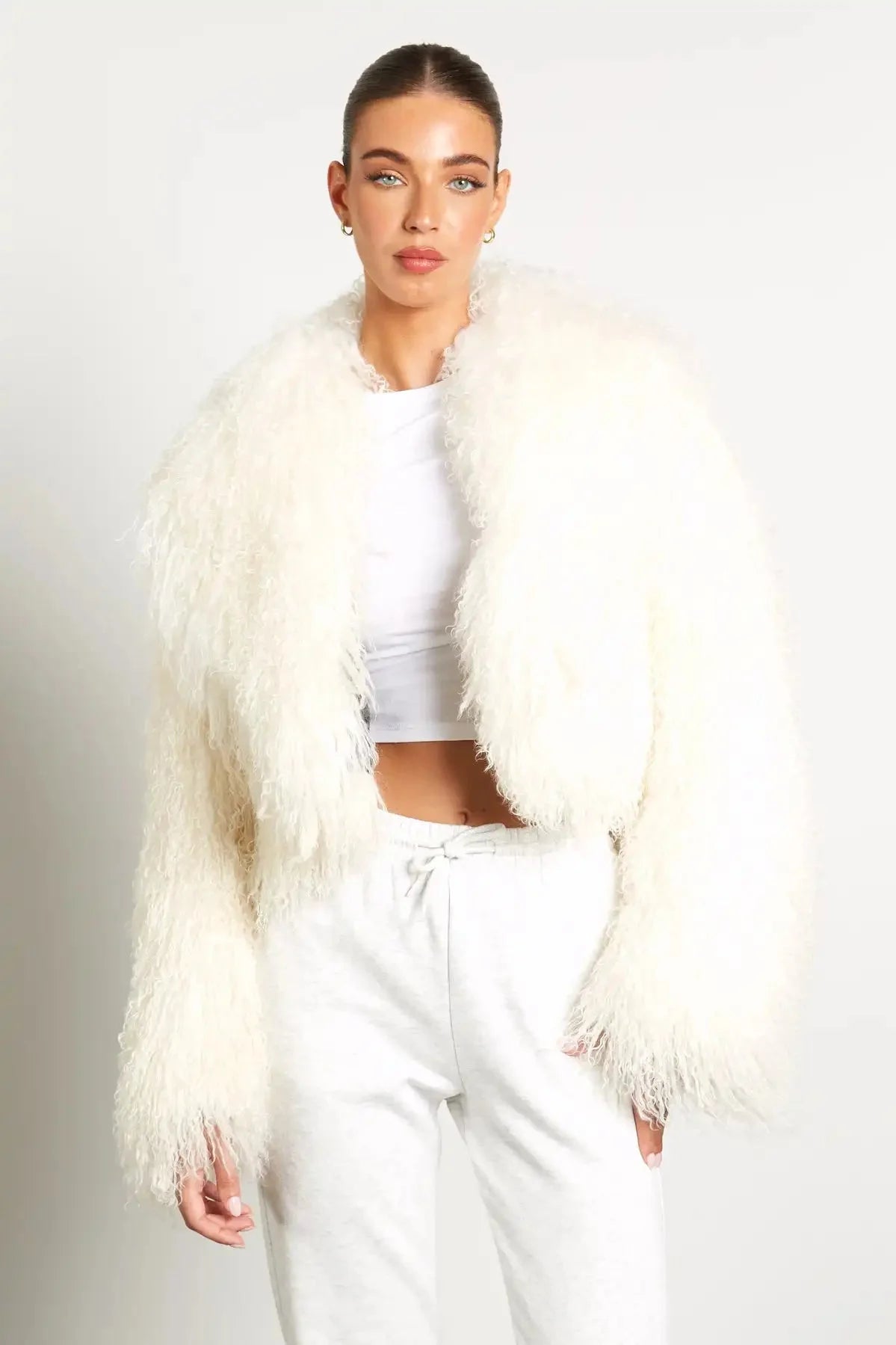 Manteau femme blanc en peluche, manches longues, coupe classique pour un confort optimal.