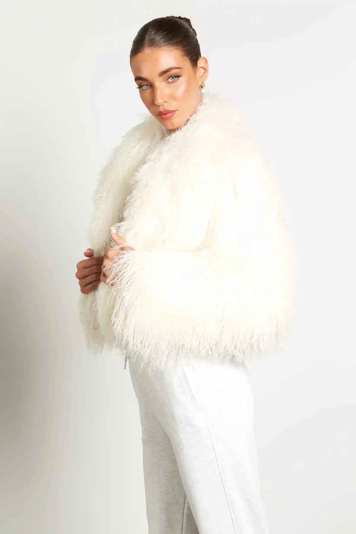 Manteau femme en peluche blanche, à manches longues et coupe confortable, adapté pour les journées froides.
