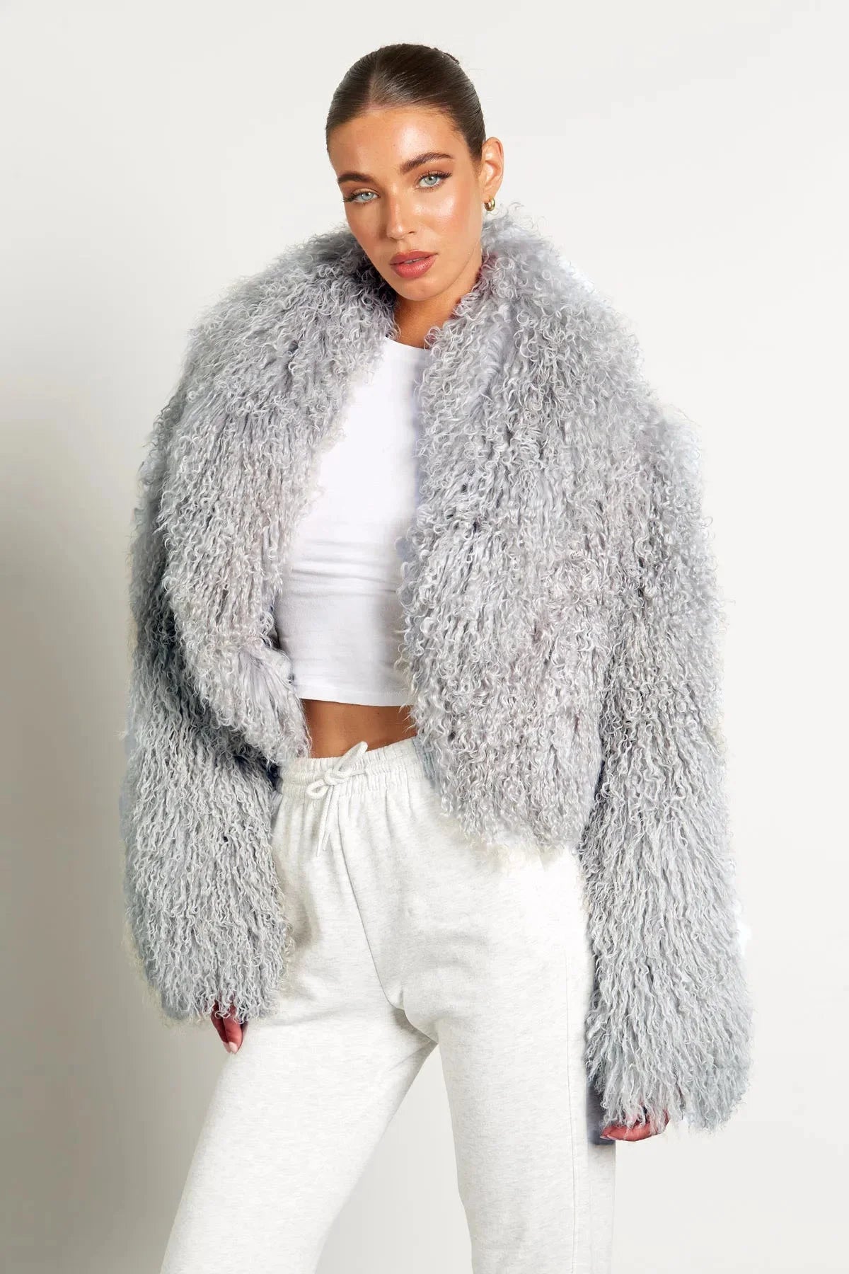 Manteau femme en peluche gris, manches longues, design à boutons.