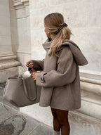 Manteau femme taupe avec écharpe intégrée et boutons, en matériau chaud pour un confort optimal.