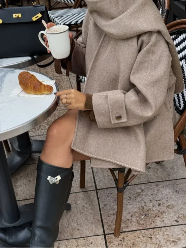 Manteau femme taupe en tissu doux, avec boutons assortis et écharpe intégrée.