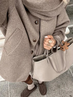 Manteau femme taupe avec écharpe, boutons, coupe classique et poches pratiques.