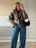 Manteau für Frauen in Taupe, mit Teddy-Kragen, Knöpfen und weichem, warmem Material für kühle Tage.