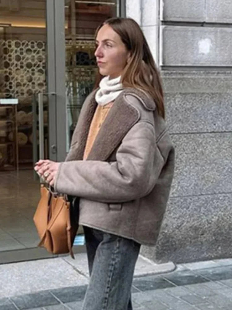 Manteau für Frauen in Taupe, aus warmer Material, mit Teddy-Kragen und Knopfdetail für einen stilvollen Look.