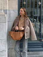 Manteau für Damen in Taupe, mit Teddykragen und Knöpfen, aus weichem, warmem Material für kalte Tage.