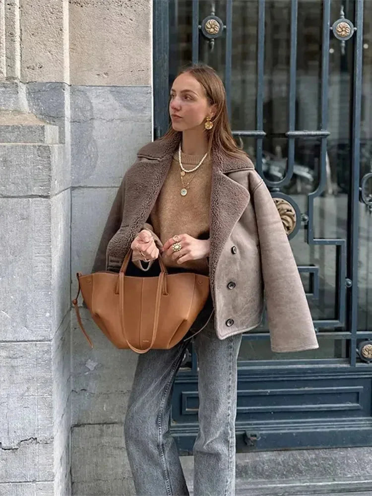 Manteau für Damen in Taupe, mit Teddykragen und Knöpfen, aus weichem, warmem Material für kalte Tage.