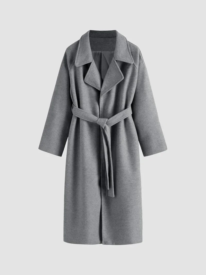 Manteau long femme kaki avec ceinture, en tissu doux, coupe moderne et col élégant pour différentes façons de le porter.