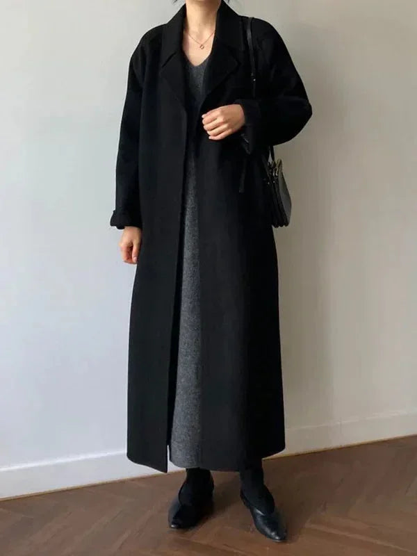 Manteau long femme kaki en mélange de laine, ceinture à la taille et col élégant pour les jours frais.