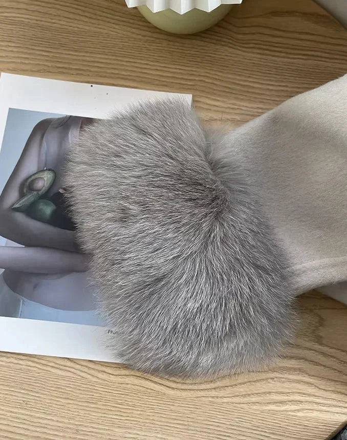 Manteau long taupe pour femme, ceinturé, avec manches en fausse fourrure, conçu pour les journées froides.