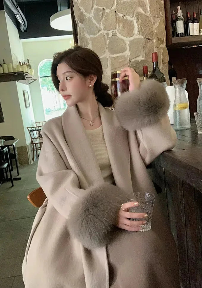 Langarm-Mantel für Frauen, tailliert mit Gürtel, aus warmem Material, verziert mit stylischen Ärmelbesätzen aus Kunstfell.