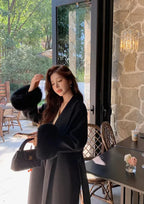 Langarmmantel für Frauen mit taillierter Passform, aus hochwertigem Material, verziert mit weich gefütterten Kunstfellärmeln.