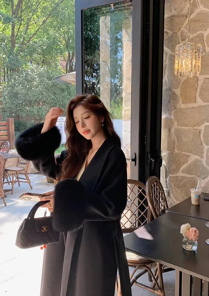 Langarmmantel für Frauen mit taillierter Passform, aus hochwertigem Material, verziert mit weich gefütterten Kunstfellärmeln.