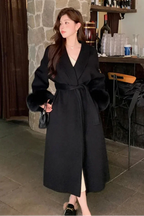 Damen langer Mantel mit Taillengürtel und faux-fur Ärmeln, ideal für den Winter, aus hochwertigem Stoff.