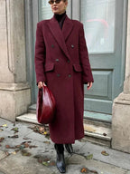 Bordeaux langer Mantel für Frauen, doppelt geknöpft, mit Reverskragen und elegantem Schnitt aus weichem Material.