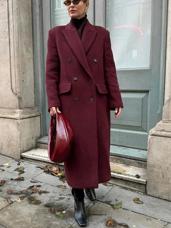 Bordeaux langer Mantel für Frauen, doppelt geknöpft, mit Reverskragen und elegantem Schnitt aus weichem Material.