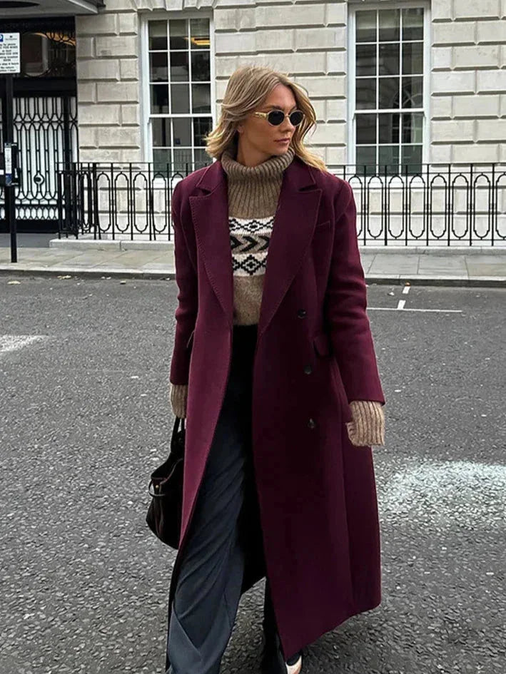 Manteau long bordeaux pour femme, double boutonnage, col à revers, en mélange de laine pour chaleur.