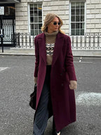 Manteau long für Frauen in Bordeaux, doppelt geknöpft, mit Reverskragen und feinem Wollmix für Wärme und Stil.