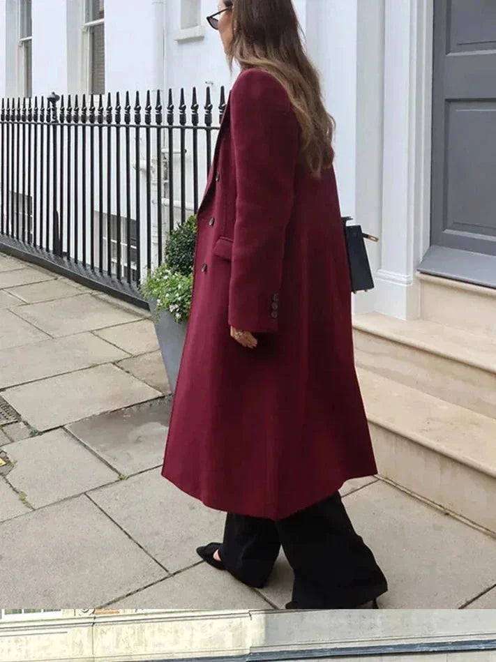 Manteau long bordeaux pour femme, double boutonnage, col à revers, en mélange de laine.