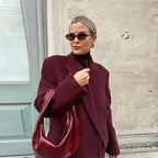 Langarm-Mantel für Damen in Bordeaux, aus wärmendem Material, mit doppelter Knopfleiste und elegantem Reverskragen.