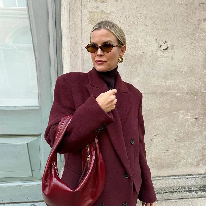 Langarm-Mantel für Damen in Bordeaux, aus wärmendem Material, mit doppelter Knopfleiste und elegantem Reverskragen.