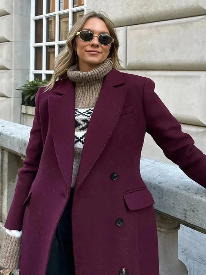 Langarm-Mantel für Damen in Bordeaux mit doppeltem Knopfverschluss und Reverskragen, aus hochwertigem, warmem Material.