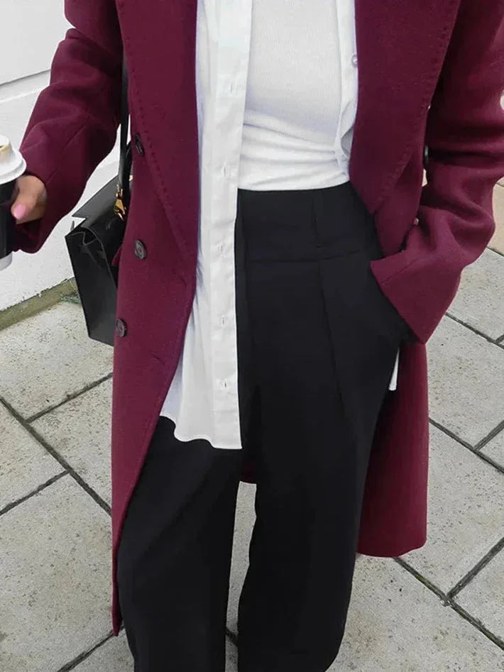 Manteau long bordeaux pour femme, double boutonnage, col à revers, en tissu chaud.