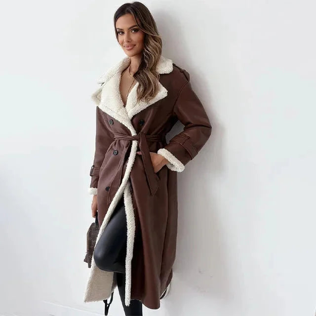 Manteau long noir pour femme avec doublure chaude et coupe élégante, adapté aux journées froides.