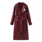 Manteau long femme en simili cuir marron, design contemporain avec une silhouette élégante et des détails modernes.