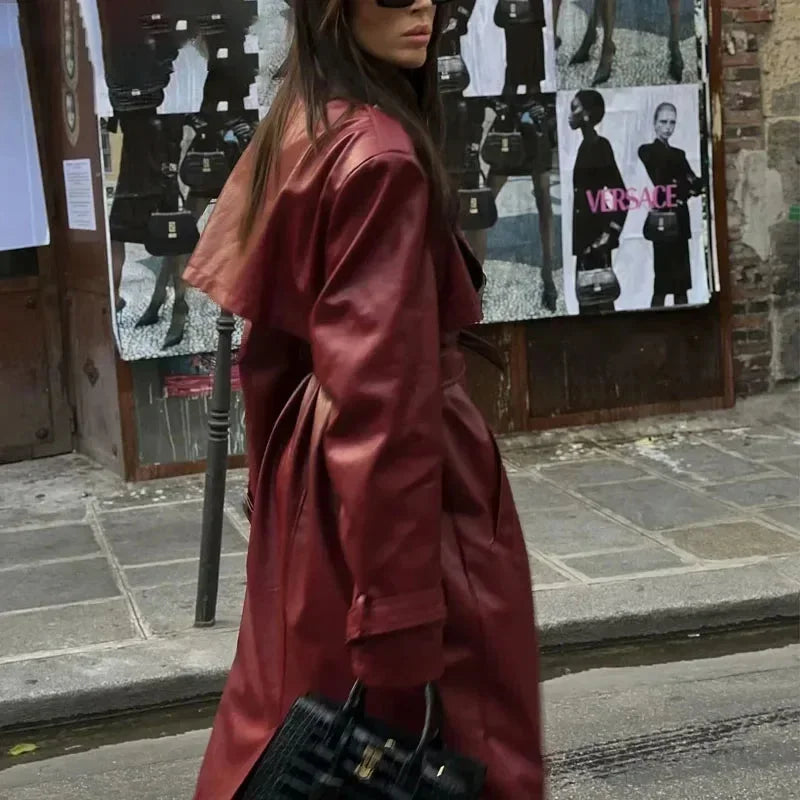 Manteau long femme en simili cuir marron, coupe asymétrique avec poches pratiques.