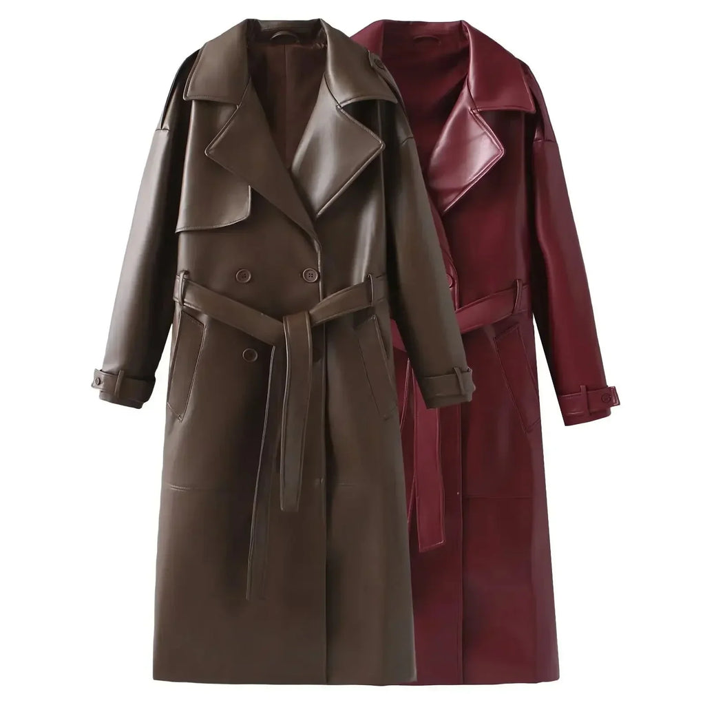 Manteau long femme en simili cuir rouge, coupe classique avec des détails modernes pour un style contemporain.
