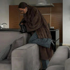 Manteau long femme en fausse fourrure marron, avec capuche et poches, adapté pour l'hiver.