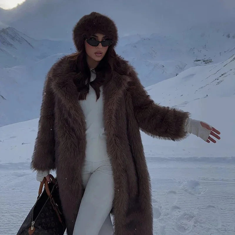 Manteau long marron en fausse fourrure pour femme, à manches longues, conçu pour les journées froides d'hiver.