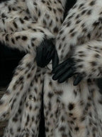 Eleganter, langer Mantel für Frauen mit modernem Leopardenmuster aus weichem, leichtem Stoff für angenehmen Tragekomfort.